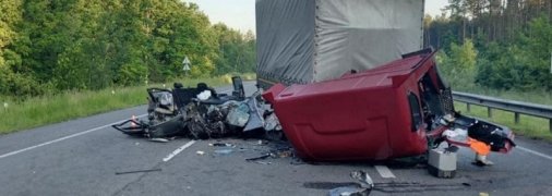 Машина - в хлам: на Варшавке под Бучей произошло смертельное ДТП (фото, видео)