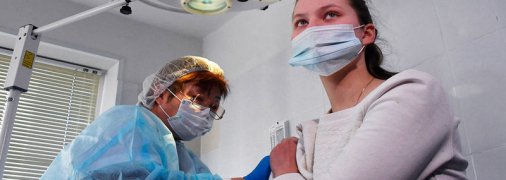 "Вночі не могла спати - від уколу боліла вся рука": як українці в Польщі щеплення від COVID-19 робили 