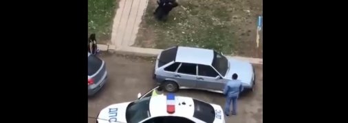 "В США уже бы изрешетили как сито": в России дебошир кидался на прохожих с топором (видео)