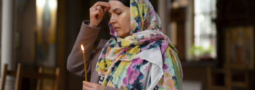 Женщина крестится