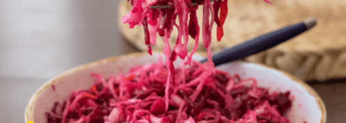 Легкий салат із буряком і квашеною капустою