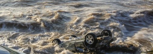 С дюжину авто унесло в Средиземное море