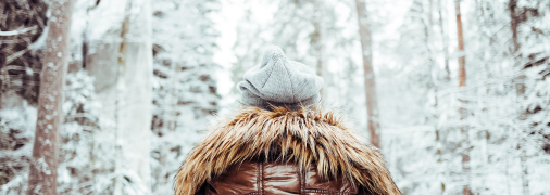 Дівчина на вулиці взимку