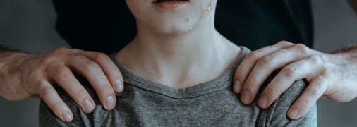 Силой и угрозами затянул к себе домой: на Донетчине юноша изнасиловал 14-летнего мальчика