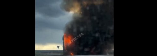 "Жаришка такая, что аж снег растаял": в сети обсуждают видео огненного ЧП на трассе Одесса-Киев
