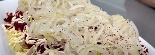 Мясной салат с картофелем и свеклой