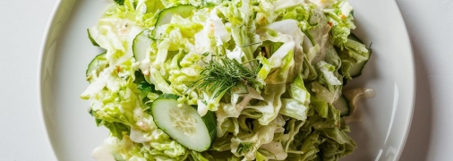 Легкий весенний салатик прекрасно дополнит любимый гарнир (изображение создано с помощью ИИ).