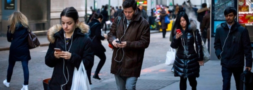 Людям стає важко не тримати телефон в руках весь час