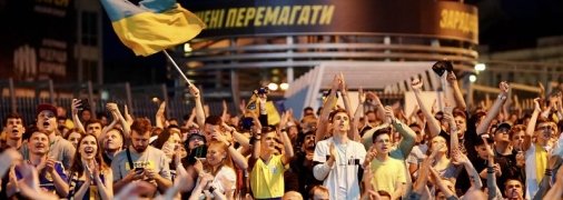 Украина в четвертьфинале Евро! Фанаты устроили громкий праздник в центре Киева