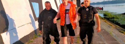 У Києві врятували хлопця, який опинився під опорою моста Метро в Дніпрі (фото)