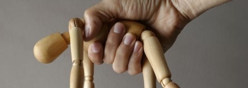 Мало кому захочеться бути лялькою у чужих руках