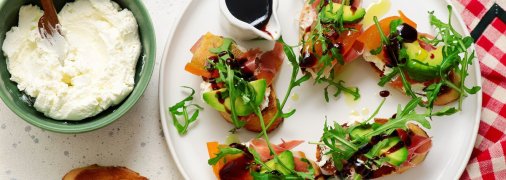 Брускет с хурмой и риккотой