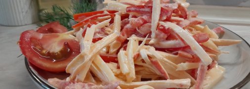 Салат з крабових паличок та помідорів