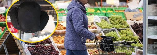 Жінка купляє продукти, музична колонка