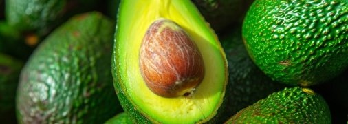 Чтобы авокадо созрел быстрее, можно воспользоваться несколькими лайфхаками (изображение создано с помощью ИИ)