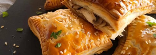 Эти слойки сожна брать на перекус (изображение создано с помощью ИИ)