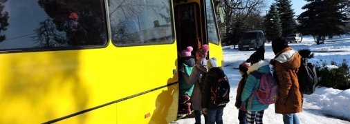 Ребенка высадили из автобуса на морозе: была ли история, из-за которой в соцсетях устроили хайп?