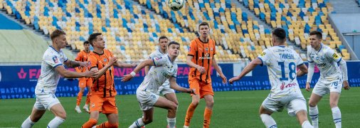 Тарас Михавко бореться за верховий м’яч