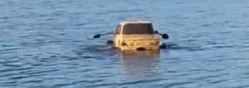 "Учения морской пехоты днр?": в сети смеются над плавающим в пруду Донецка ВАЗом (видео)