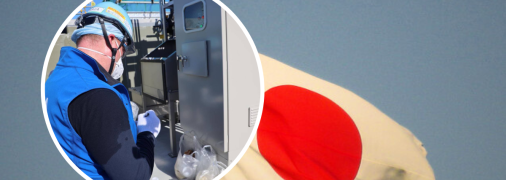 Эксперты берут пробы воды на содержание трития