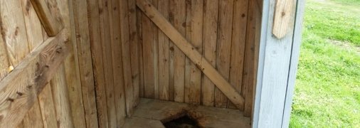 Не доброе утро: в Днепре спасали голого неадеквата, забравшегося в выгребную яму (фото 18+)