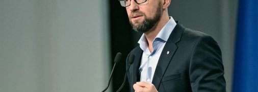 Арсеній Яценюк трохи змінив імідж, що робить його ще більш схожим на героя ролика