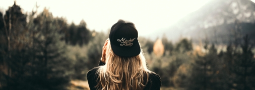 Кепки - один из самых актуальных трендов лета 2023