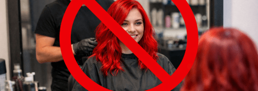 Девушка в кресле парикмахера