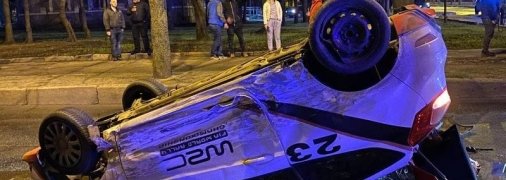 Авто перевернулось вверх колесами после тройного ДТП в Харькове: видео момента и фото