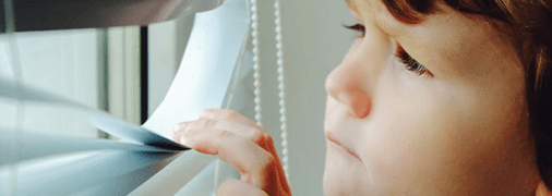 Ради безопасности детей в США запретили продажу жалюзи с длинным шнуром