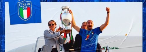 Невероятные эмоции: чемпионов Европы встретили в Риме возле гостиницы (видео) 