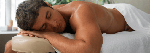 Чоловік на масажному столі