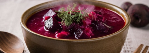 Борщ по нашему рецепту получается ароматным и очень сытным (изображение создано с помощью ИИ)