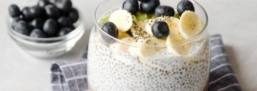 Чіа-пудинг з йогуртом і ягодами