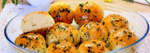 Украинские пончики с чесноком запекаются в духовке и традиционно подаются к борщу