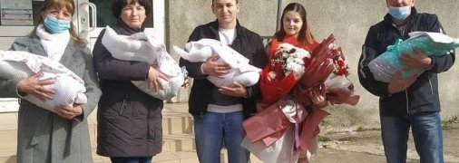 Четверня, родившаяся у молодой семьи в январе, наконец-то отправилась из ужгородского роддома домой 