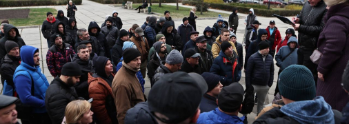 Толпы людей