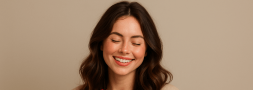 Дівчина з букетом квітів