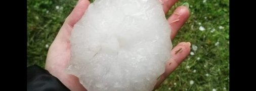 Едва поместилась в руку: в Польше установили необычный рекорд благодаря граду (фото)