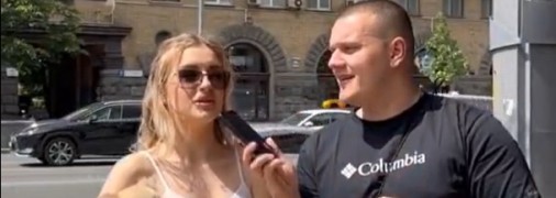 Дівчина взяла участь в опитуванні