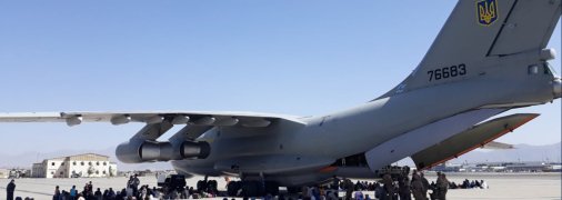 Беженцы ожидают посадку в Исламабаде. Фото: Телеграф