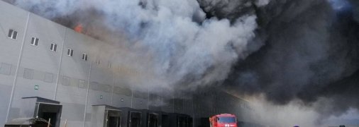 Масштабна пожежа під Одесою: горить триповерховий склад мережі супермаркетів (фото, відео)