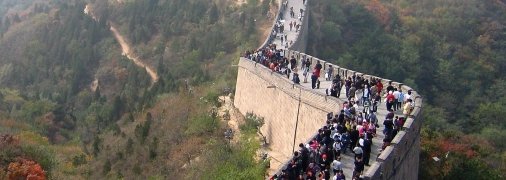 Китайская стена привлекает миллионы туристов со всего мира
