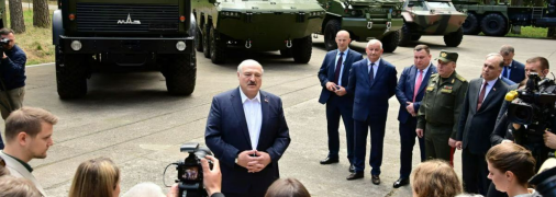 лукашенко в окружении русской артиллерии хвастается, что послал украинскую делегацию