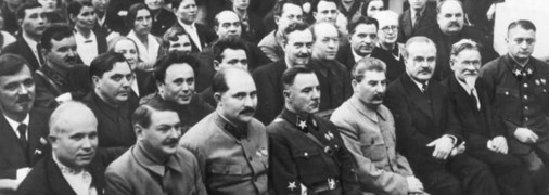 Делегати XVII з'їзду ВКП(б). Перший ряд (зліва направо): Микита Хрущов, Андрій Жданов, Лазар Каганович, Климент Ворошилов, Йосип Сталін, В'ячеслав Молотов, Михайло Калінін, Михайло Тухачевський. Січень 1934 року
