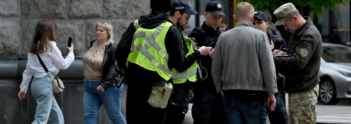 Сотрудники ТЦК вместе с полицией проверяют документы