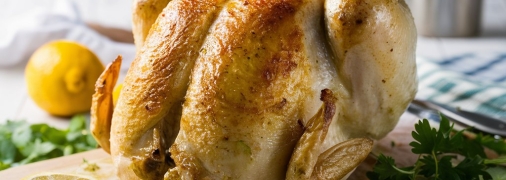 Запеченная курица станет отличным вариантом обеда или ужина (изображение создано с помощью ИИ)