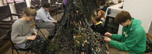 Волонтери плетуть маскувальні сітки для українських військових, у Львові
