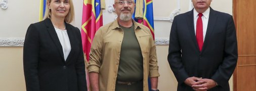 Гэррик Гармон (справа) встретился с министром обороны Алексеем Резниковым