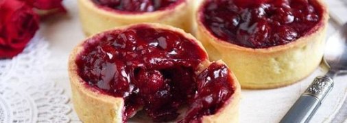 Десерт на скорую руку: корзинки с вишней